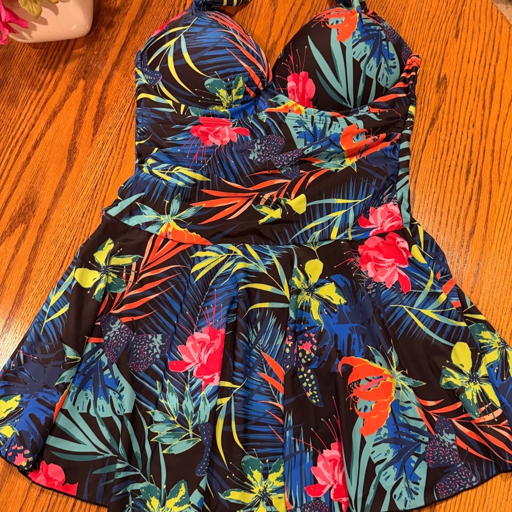 Ladies Size L Tropical Floral Swimsuit top. NEW‎